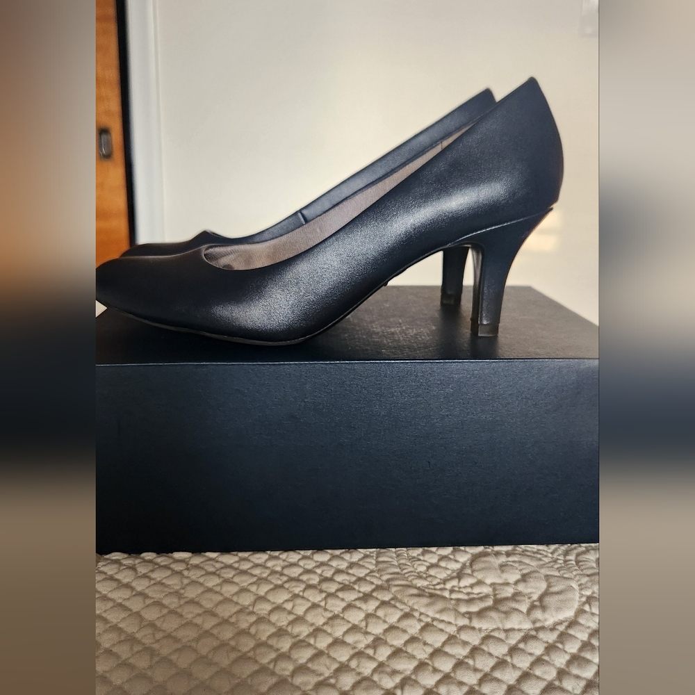 Basic navy pumps
